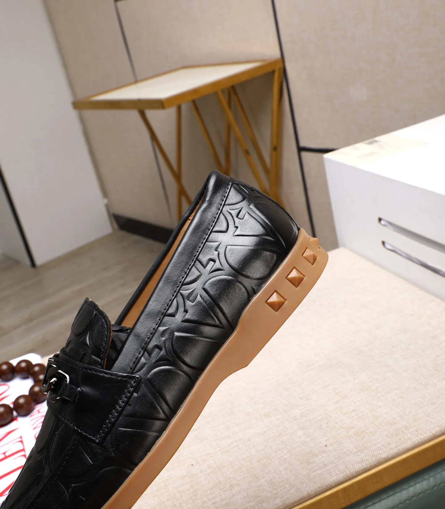 Men's shoes 💰520 [Valentino-Valentino] High-quality boutique men's shoes. The same style as the celebrities, original and authentic.✅ Made of imported cowhide + original apricot cowhide lining. The French luxury model is priced at 14,080 Swiss francs. It is also a Paris Fashion Week catwalk model. A brand can be deeply rooted in your heart, and a pair of shoes can make you linger. What you wear is not only noble, but also an aura. 👻Standard 38-45